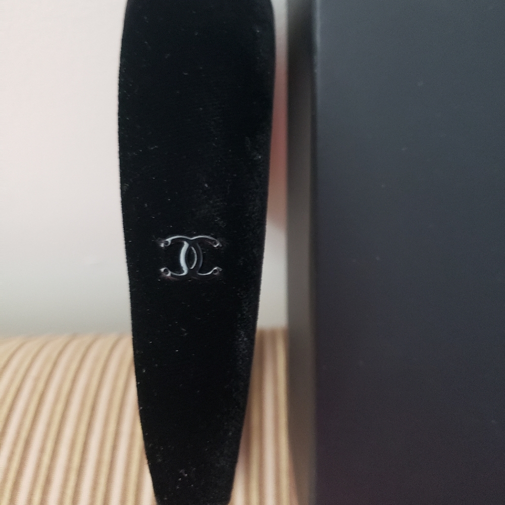 Chanel velveteen black headband AUTHENTIC NEW with  dust bag 400.00 or offer - Picture 2 of 7